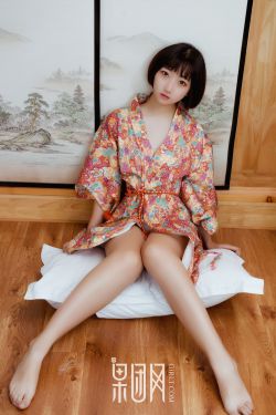 美女胸口没有任何东西